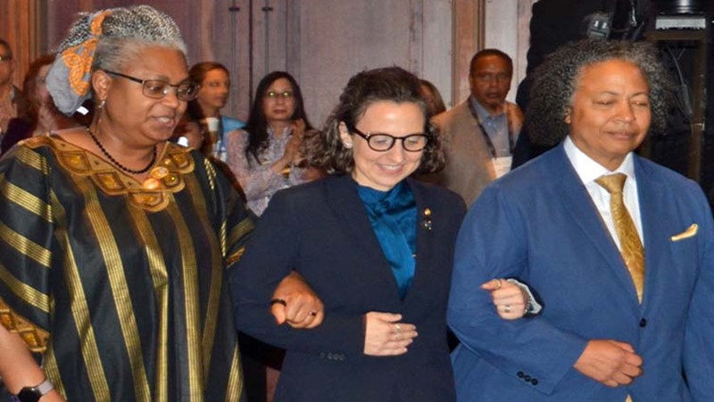 Dr. Sarah Nosal, AAFP President-Elect walks bwtween two female members of AAFP